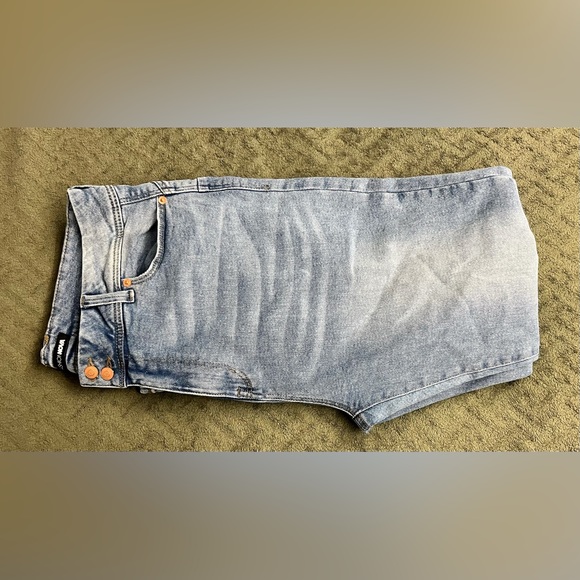 Light Wash Skinny Jeans - Picture 3 of 4